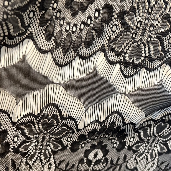 New Limited top with lace - Picture 3 of 7